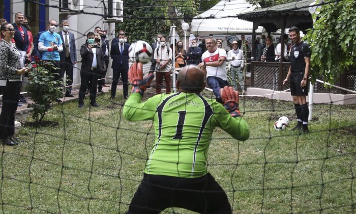 EURO 2020’ye katılacak ülkelerin büyükelçileri penaltı yarışında kozlarını paylaştı