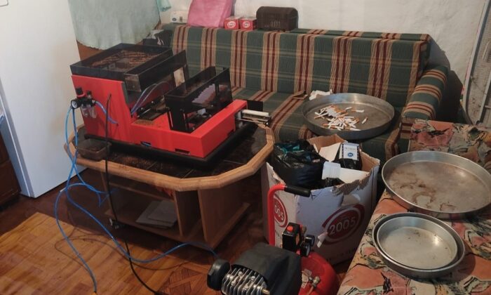 Evde kaçak sigara üretimine suçüstü