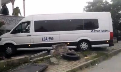 Evin bahçesine uçan minibüs korku dolu anlar yaşattı: 3 yaralı