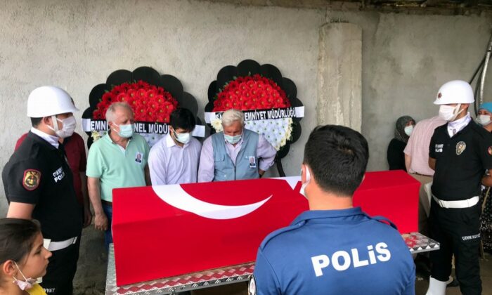 Evinde ölü bulunan polis memuru toprağa verildi