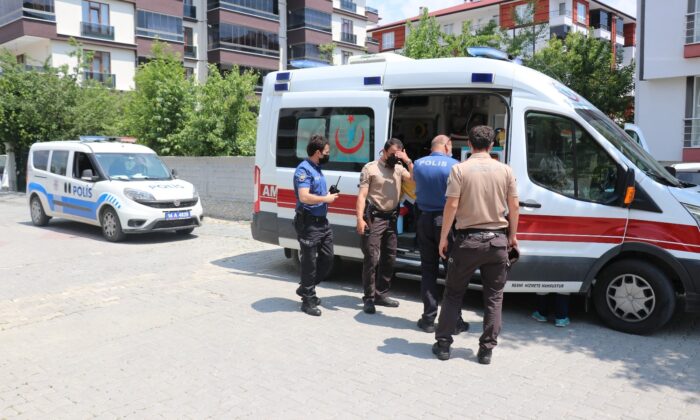 Evine balkondan girmeye çalışan kadın beton zemine düştü