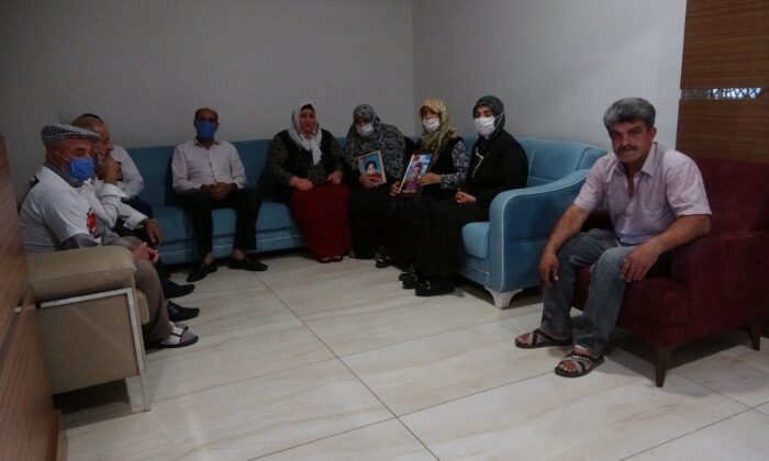 Evlat nöbetindeki aileler kısıtlamaya rağmen direnişlerini sürdürüyor