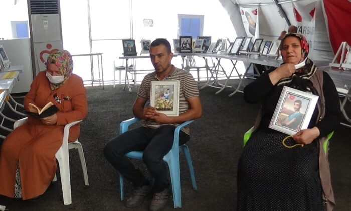 Evlat nöbetindeki anne, kızının dağdan inmesinden umutlu