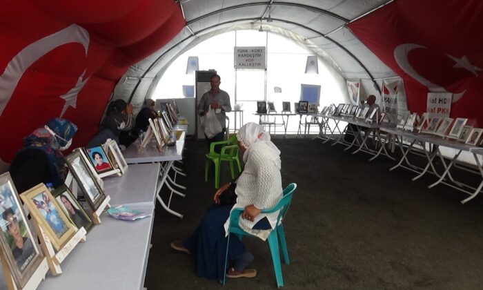 Evlat nöbetindeki anne oğluna teslim olması için çağrıda bulundu