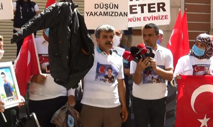 Evlat nöbetindeki baba, HDP il binasından çıkan oğlunun montunu gösterdi