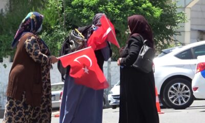 Evlat nöbetine katılan anne Türk Bayrağını görünce sarılarak öptü