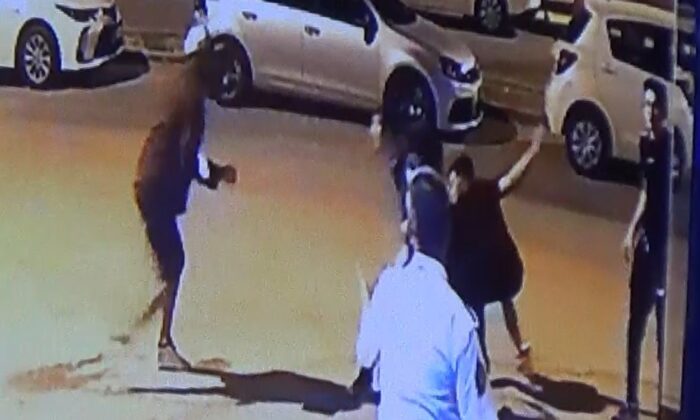 Evlerine giden gençlere önce laf attılar sonra bıçakla saldırdılar