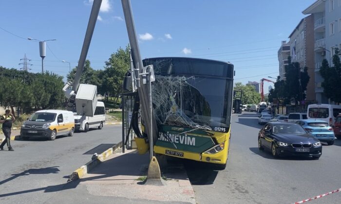 Eyüpsultan’da İETT otobüsü MOBESE direğine çarptı