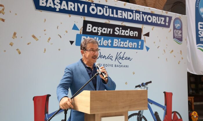 Eyüpsultan’da lise sondaki başarılı öğrencilere bisiklet hediye edildi
