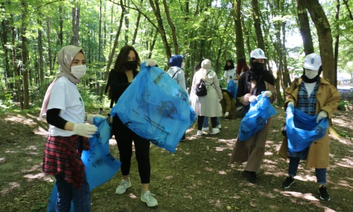 Eyüpsultan’daki piknik alanındaki çöpler  temizlendi