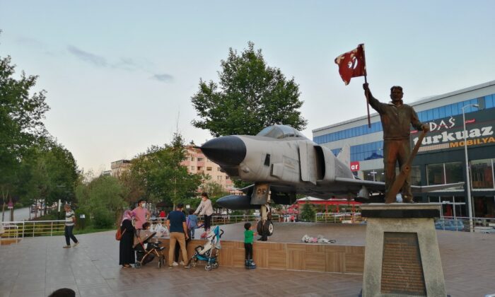 F-4 savaş uçağının olduğu park ilgi odağı oluyor
