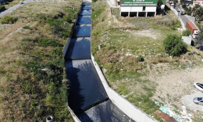 Fabrikaların kirlettiği dere gökkuşağı renklerine büründü