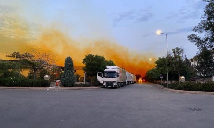 Fabrikanın kimyasal madde tankından sızıp havayla karışan nitrik asit gökyüzünü turuncuya boyandı