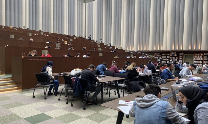 Fatih’in en büyük kütüphanesi açıldı