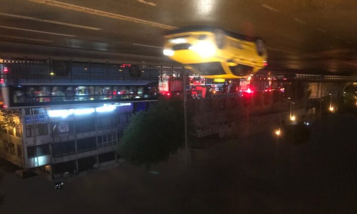 Fatih’te 4 katlı iş merkezinin çatısı alev alev yandı