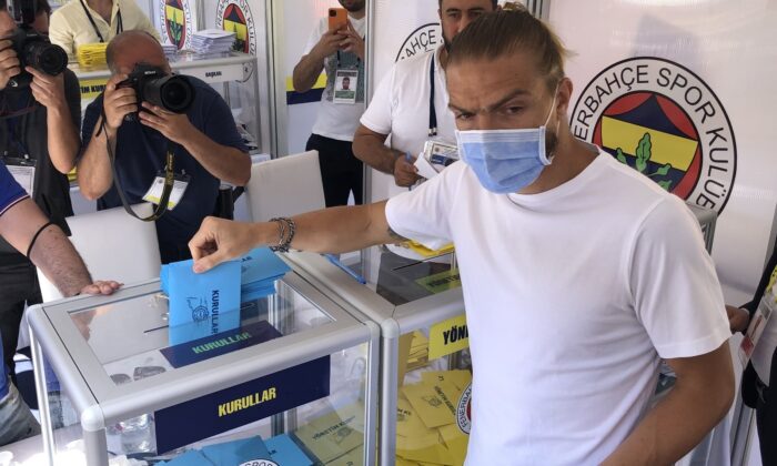 Fenerbahçeli futbolcu Caner Erkin, seçimde oy kullandı