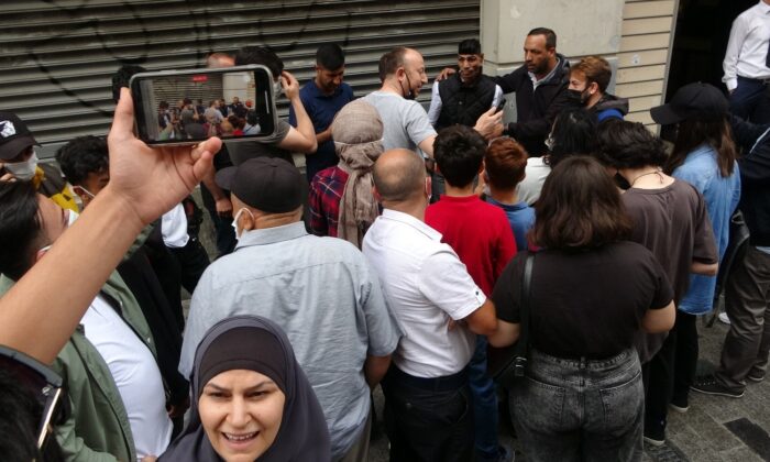 Fenomen Hiko Baba’ya Taksim’de yoğun ilgi