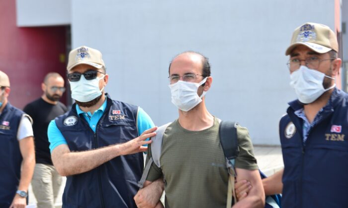 FETÖ’den 7.5 yıl hapis cezası alan müdür yardımcısı hücre evinde yakalandı