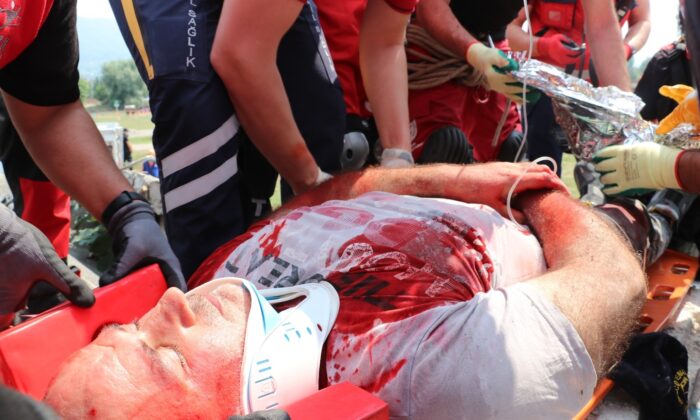 Film gibi tatbikat nefesleri kesti