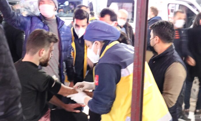 Fönü beğenmeyince berber kalfasını ve arkadaşını bıçaklayan şahsa 4 yıl hapis