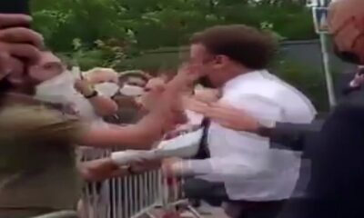 Fransa Cumhurbaşkanı Emmanuel Macron, ülkenin Tain-l’Hermitage kasabasında bir kişi tarafından tokatlandı.