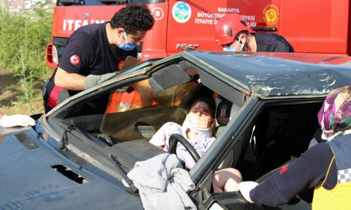 Fren tutmayınca el frenini çekti ama araç takla attı