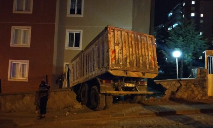 Freni boşalan kamyon binaya çarptı