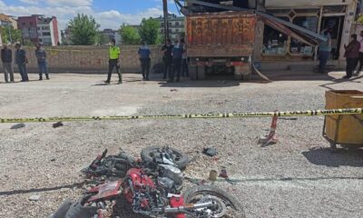 Freni patlayan hafriyat yüklü kamyon, 3 aracı ve 1 motosikleti ezip dükkana girdi