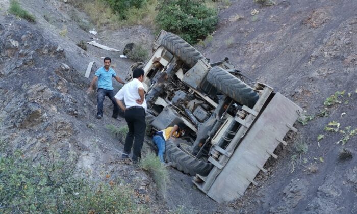 Freni patlayan iş makinesi uçurumdan uçtu: 1 ölü