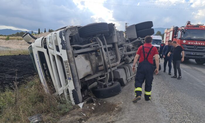 Frenleri boşalan kömür yüklü tır devrildi, sürücünün eşi sinir krizi geçirdi