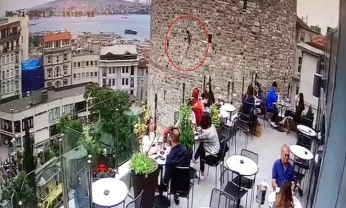 Galata Kulesi’ndeki intihar teşebbüsü kamerada