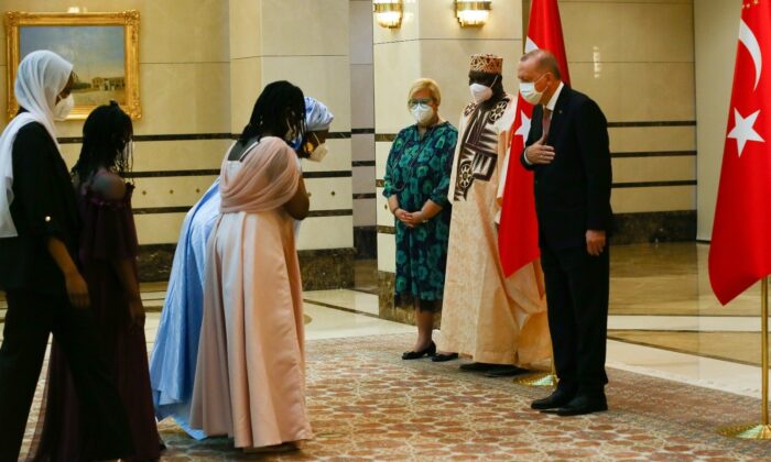 Gambiya Büyükelçisi Njie, Cumhurbaşkanı Erdoğan’a güven mektubu sundu