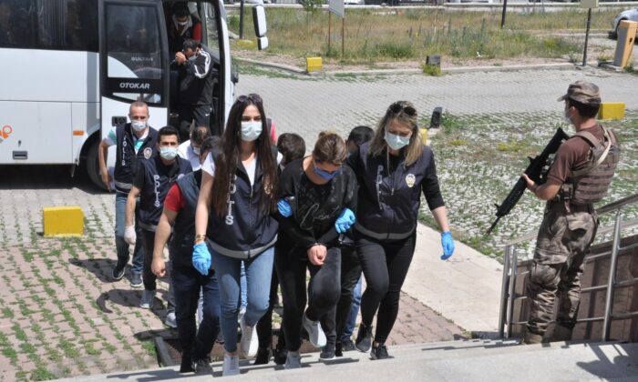 Garantili kupon operasyonu: 17 gözaltı