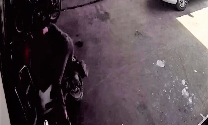 Gaz teli takılı kalan motosiklet sürücüsünü sürükledi