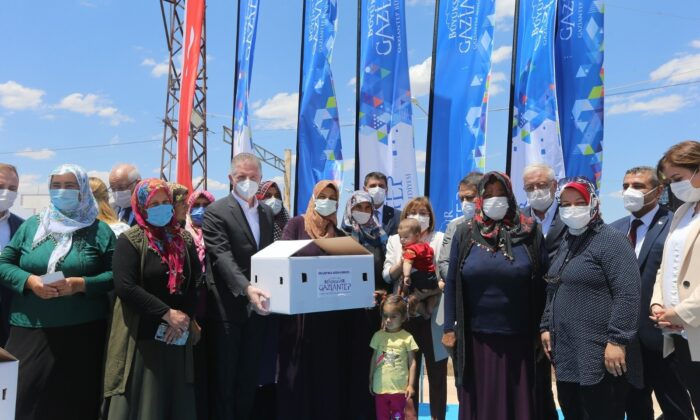 Gaziantep Büyükşehir’den kadın çiftçilere 70 bin tavuk