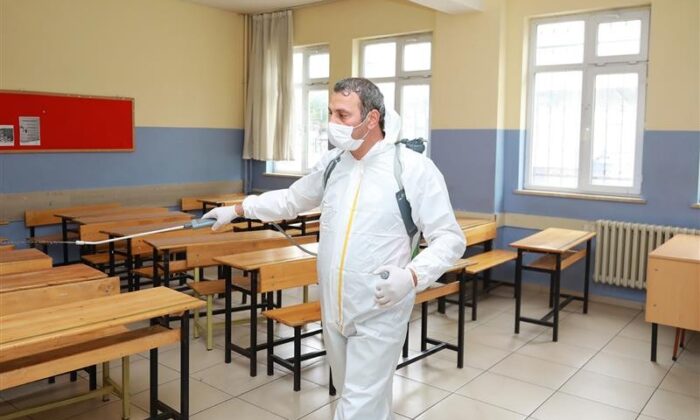 Gaziosmanpaşa’da okullar sınavlar öncesi dezenfekte ediliyor