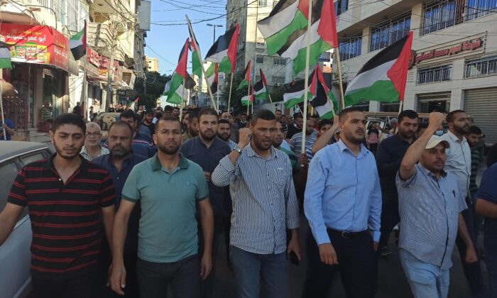 Gazze’de binlerce kişi Kudüs’teki “bayrak yürüyüşünü” protesto etti