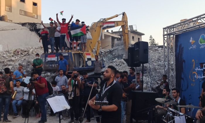 Gazze’de el-Şuruk Kulesi’nin enkazında konser