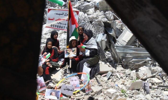 Gazze’de enkazda sergi: İsrail saldırılarında ölen Filistinli çocukların fotoğrafları sergilendi