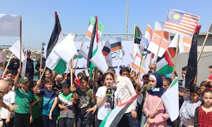 Gazzeli çocuklar, barış mesajlarını şişelerle denize, balonlarla gökyüzüne bıraktı