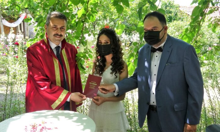 Genç çift zambak bahçesinde ‘evet’ dedi