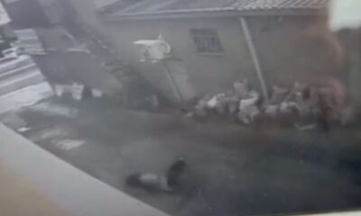 Genç kızın çalıştığı iş yerinin camından düştüğü anlar kamerada