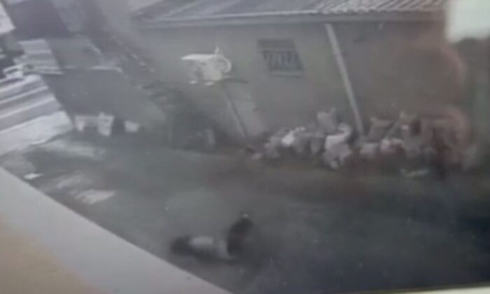 Genç kızın çalıştığı iş yerinin camından düştüğü anlar kamerada