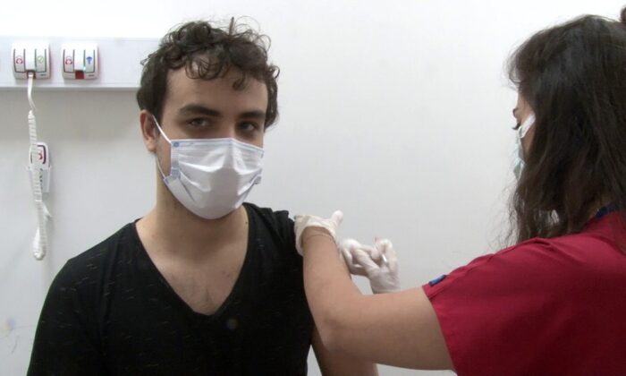 Gençler aşılanmaya başladı