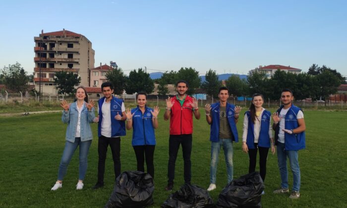 Gençler çevre temizliği yaptılar