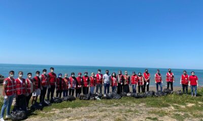 Gençler sahilden torbalarca çöp topladı