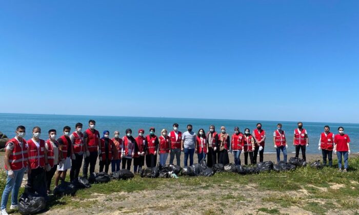 Gençler sahilden torbalarca çöp topladı