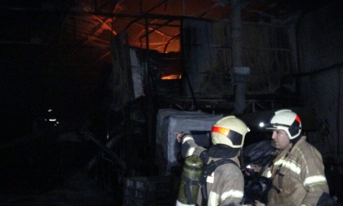 Geri dönüşüm fabrikası alev alev yandı