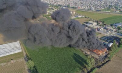 Geri dönüşüm fabrikasının deposunda çıkan yangın drone ile görüntülendi