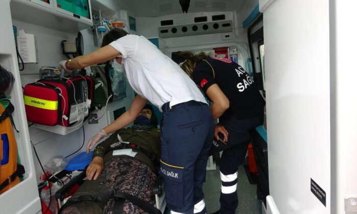 Geri manevra yapan aracın çarptığı kadın hastanelik oldu